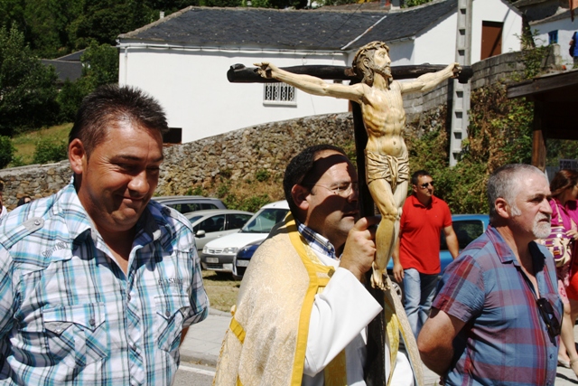El Sr. Alcalde pedaneo de Tablado acompaando el Cristo