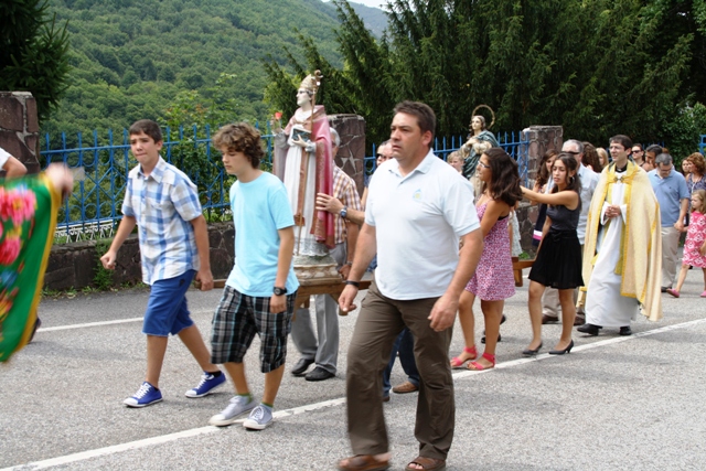 Procesin de San Luis 2011 acompaado por el alcalde pedaneo de Trabao