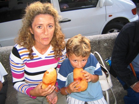 Comiendo el bollo preao en San Luis