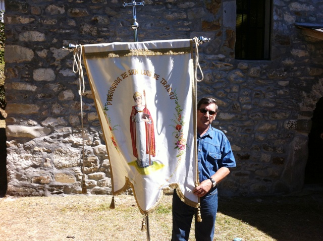 Jos Luis con el estandarte